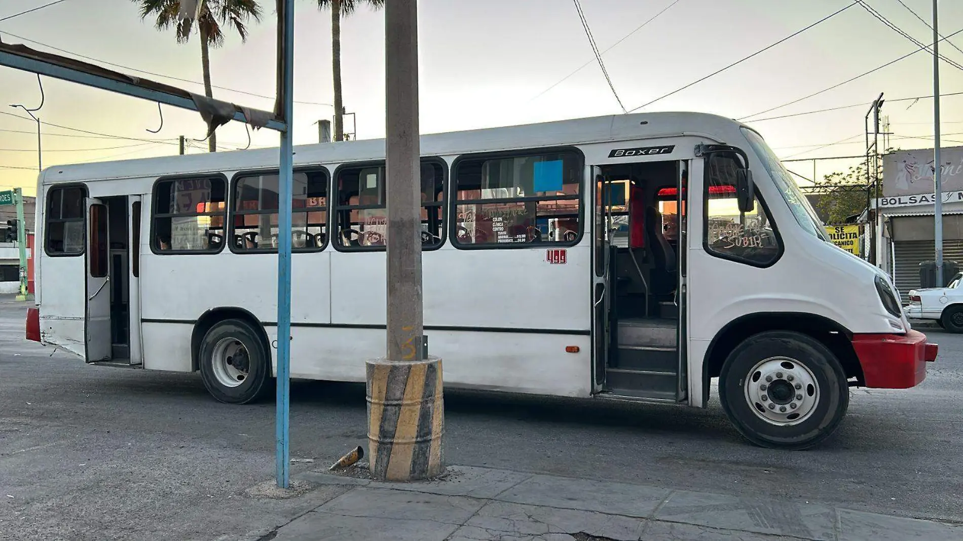 Choca camión en el centro